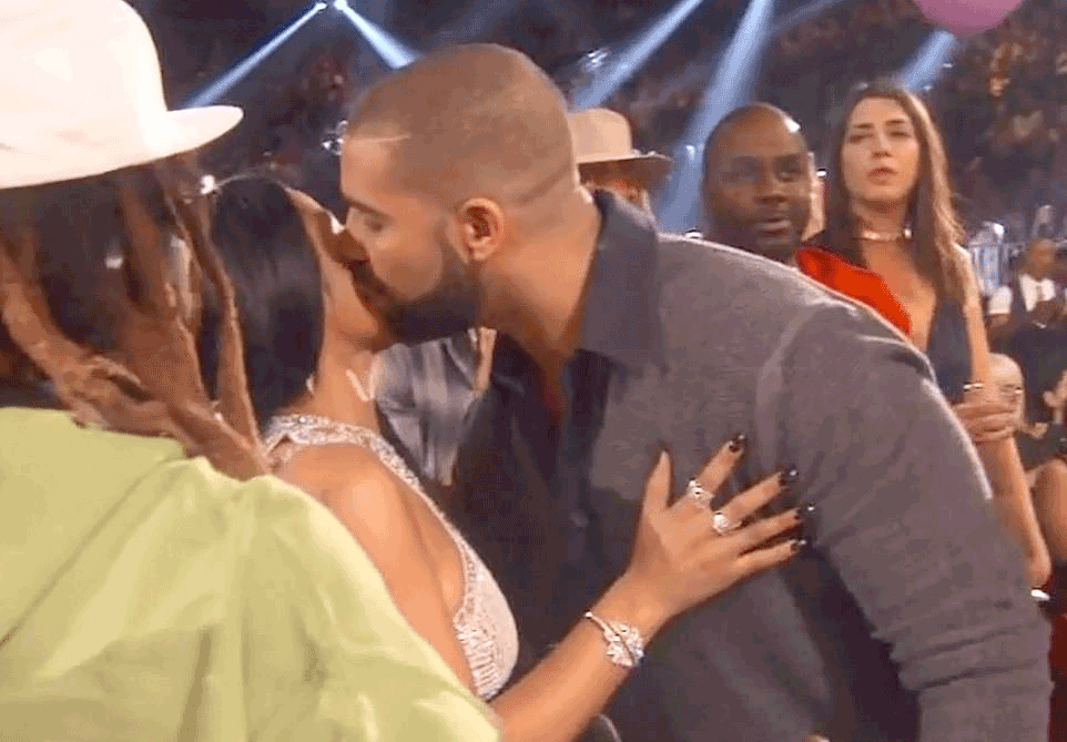 Drake Tries To KISS Nicki Minaj At The Billboard Music Awards
